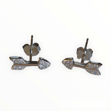 Espectaculares pendientes flecha de plata de ley 925 y circonitas blancas. Estos pendientes son perfectos para combinar con tu look favorito.